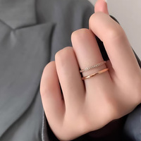 Bague en acier inoxydable pour femme, style minimaliste simple, ajourée, double couche, sertie de zircons, électroplaquée, zircon synthétique haut de gamme