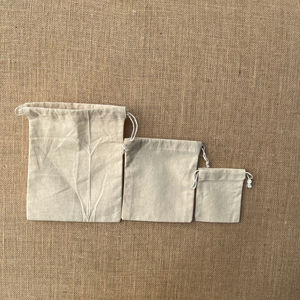 Sacs-cadeaux en jute de qualité exportatrice OEM avec fermeture à cordon et doublure en coton doux pour un emballage élégant en vente de gros - Product Image 1