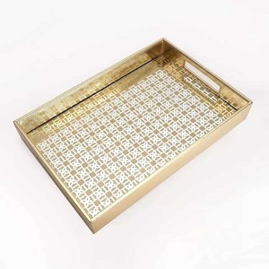 Plateau de service rectangulaire de luxe en aluminium et en fer IFKAA, moderne et dernier cri, avec poignées en laiton, couleur personnalisée, utilisation quotidienne - Product Image 1