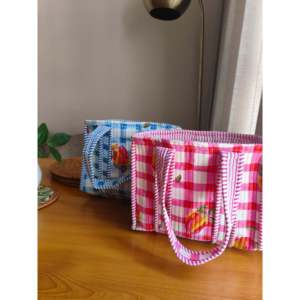 Mini sac fourre-tout bleu à carreaux, durable, avec fermeture magnétique, rembourrage matelassé et design spacieux pour sacs à lunch - Product Image 3