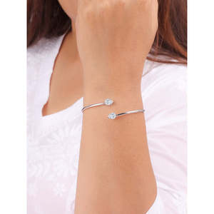 Brazalete Flexible Plateado con Aspecto de Diamante para Mujer, Elegante Accesorio de Moda Femenina - Product Image 1