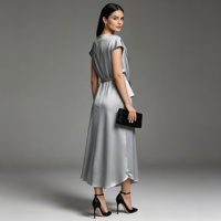 Robe midi élégante pour femme en satin gris à col drapé, taille nouée et ourlet asymétrique, idéale pour le bureau ou les occasions formelles