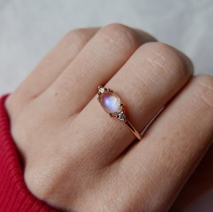 Bague artisanale plaquée or et argent, ovale, en pierre de lune arc-en-ciel bleue et perle, style vintage, sertie à griffes, certifiée par un tiers - Product Image 5