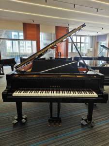 Piano de Cola Digital Yamaha C7 Negro, Instrumento Musical de 88 Teclas, de Alta Calidad, Usado - Product Image 2