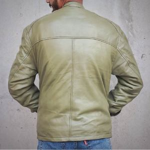 Veste en cuir vert olive de qualité supérieure pour hommes et femmes en cuir de mouton véritable avec bouton pression à col bandeau et design élégant classique - Product Image 5