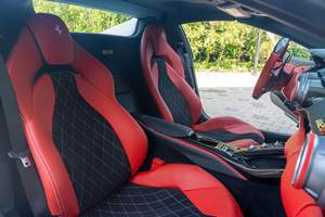 2022 0812 V12 de 789 hp con Tracción en las Cuatro Ruedas, Equipamiento de Alta Gama, Techo Panorámico Automático, Asientos de Cuero, Faros LED, Bajo Kilometraje - Product Image 4