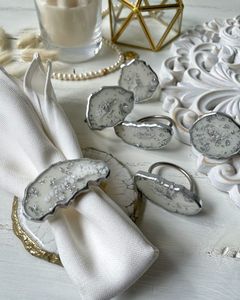 Rond de serviette en résine de haute qualité parfait pour ajouter un look luxueux à la table de dîner avec des thèmes floraux ou classiques - Product Image 2