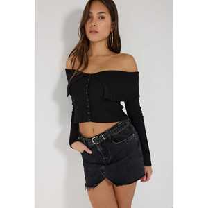 Haut en tricot à épaules dénudées avec détail boutonné - Product Image 4