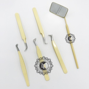 Pinzas de extensión de pestañas profesionales amarillas Lite hechas a mano de acero inoxidable probadas a mano recubrimiento en polvo de punto de plata sostenible - Product Image 3