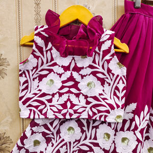 Ensemble Lehenga Choli pour enfants, Rani, entièrement brodé de fleurs, entièrement cousu, coupe régulière, longueur au sol |   Tenue ethnique pour fête de filles et mariage |   Tout - Product Image 3