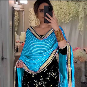 Lanzamiento de un nuevo diseñador Party Wear Look Top y Dhoti Salwar Dress Tela de terciopelo con Secuencia de bordado Trabajo con manga completa - Product Image 1