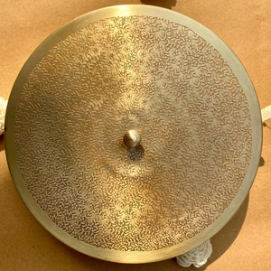 Caja de especias de latón para cocina Contenedor de especias dorado hecho a mano Caja de especias con tapa en relieve 7 compartimentos y 1 cuchara India - Product Image 3