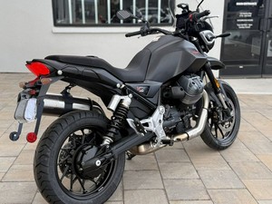 Motocicleta SUPER PREMIUM Moto V85 TT Adventure Touring Negra, Doble Propósito, con Escape Plateado y Parabrisas - Product Image 4