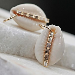 Baguette-colgante de conchas de oro amarillo de 14k, colgante de conchas de cauri, joyería, venta al por mayor - Product Image 1
