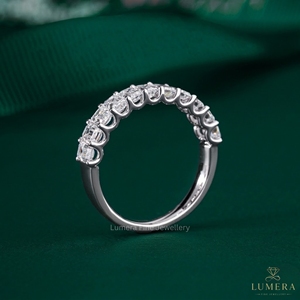 Anillo de Eternidad de Oro con Baño de Rodio y Diamantes Cultivados en Laboratorio con Corte Esmeralda de Lujo de 2.13CT, con Piedras Laterales de Moissanita para Mujer - Product Image 3