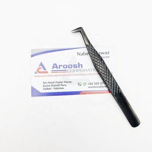 Pince à épiler professionnelle à 90 degrés en acier inoxydable solide avec logo personnalisé et poignée en diamant noir au plasma Vente en gros - Product Image 1