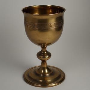 Gobelet à vin d'église patine en argent vintage avec gravure ornée travail artisanal fait à la main conçu pour le service religieux cérémoniel - Product Image 2