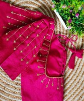 Vêtements Prêts-à-Porter Grande Taille pour Femmes Indiennes : Robe Designer en Soie/Coton avec Broderie Géométrique en Dentelle, Paillettes, Pierres et Plumes, Manches Papillon