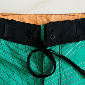 Short de surf sportif en tissu écologique personnalisé, solide, extensible dans 4 directions, à séchage rapide, avec impression personnalisée - Product Image 4