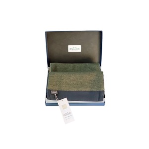 Écharpe en laine double face à motif tricoté élégant vert et bleu marine, livrée dans un coffret cadeau avec cuir PU - Product Image 3
