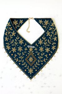 Bandana de terciopelo con cuentas a mano de lujo, collar bordado de diseñador con perlas y detalles dorados - Product Image 6