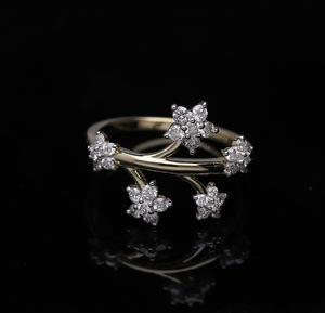 Anillo de diamantes florales de oro amarillo de 14 quilates Aspecto elegante y moderno con diseño de envoltura abierta y múltiples pétalos de racimo - Product Image 1