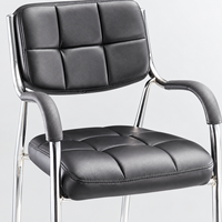 Chaise de visiteur en cuir PVC noir avec siège et dossier rembourrés, accoudoirs recouverts et structure à quatre pieds chromés pour les zones de réception