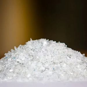 Copos de PET transparentes de grado industrial procesados a partir de botellas postconsumo para aplicaciones de inyección y extrusión - Product Image 1