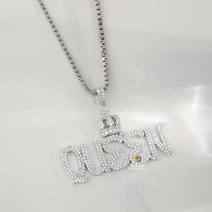Colgante de letra Queen con tachuelas en oro blanco de 10kt y diamantes de moissanita de corte brillante redondo que mejoran la claridad VVs - Product Image 5