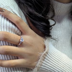 Anillo de compromiso clásico de tres piedras de nuevo diseño con piedras laterales de pera, moissanita VVS D de color, joyería fina de Plata de Ley 925 - Product Image 4