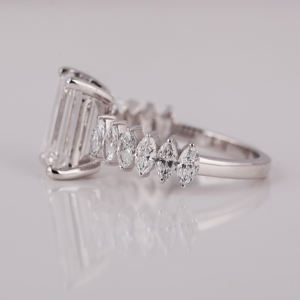 Anillo de compromiso de diamante cultivado en laboratorio de corte esmeralda de 3.00CT platino estilo moderno IGI certificado Pave ajuste boda Unisex - Product Image 2