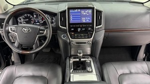 Toyota Land Cruiser V8 SUV Usada, Exterior Negro, 7 Asientos, Vehículo Utilitario de Lujo para Compra en Concesionario - Product Image 4
