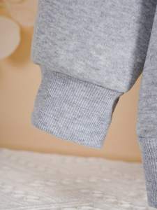 เสื้อฮู้ดดี้ผู้หญิงสีเทา ซิปหน้า ผ้าถักขนแกะ ทรงยาว ไหล่ตก มีเชือกผูก กระเป๋า ระบายอากาศได้ดี ผลิตจากผ้าฝ้าย จำหน่ายจำนวนมาก - Product Image 6