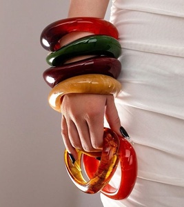 Bracelets en résine de mode haut de gamme pour femmes, durables, légers, imperméables, avec couleurs personnalisées pour tenues traditionnelles et modernes - Product Image 4