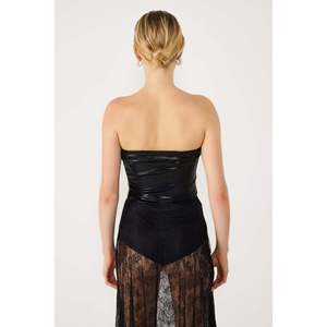 Top Corto Informal con Tela Negra Brillante, Diseño sin Tirantes y Logotipo Frontal - Product Image 6