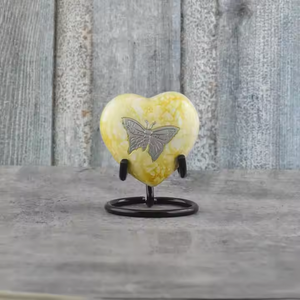 Urna real de cremación forestal de metal esmaltado verde claro que ofrece una urna funeraria digna y elegante a un precio asequible - Product Image 2