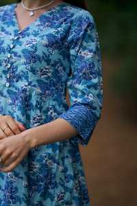 Robe Amelie imprimée à la main, longueur mollet, bohème, bleu floral, en coton, décontractée, occasionnelle, fabriquée à la main, mode éthique - Product Image 3