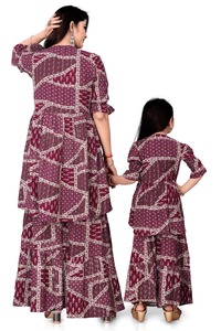 Nouvel ensemble coordonné mère-fille en soie à paillettes imprimé décontracté pour la vente en ligne - Product Image 3