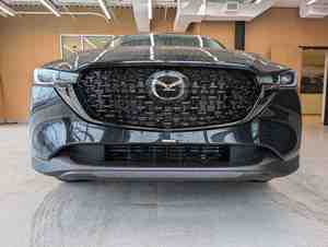 2025 CX 5 2.5 S Carbon Edition con motor de cuatro cilindros de 2.5L (187hp) estándar i Active AWD - Product Image 3