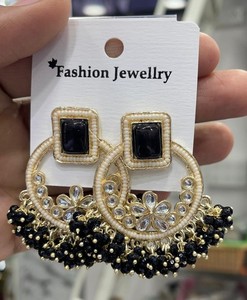 Ensemble de boucles d'oreilles indiennes traditionnelles Kundan plaquées or avec perles, design élégant et fantaisie pour femmes et filles - Product Image 2