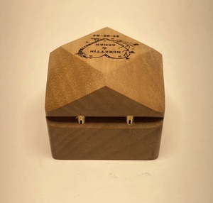 Boîte à bagues en bois artisanale Celestial Affection avec gravure personnalisée et intérieur luxueux en velours - Product Image 1