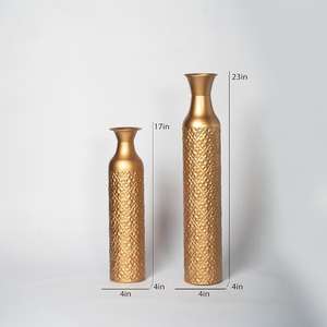 Florero moderno de metal hecho a mano con acabado dorado, perfecto para una decoración elegante del hogar y ocasiones especiales - Product Image 6