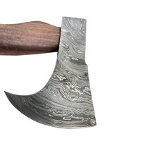 Hache en acier de Damas avec lame gravée et manche en bois ergonomique pour la chasse et les aventures en plein air