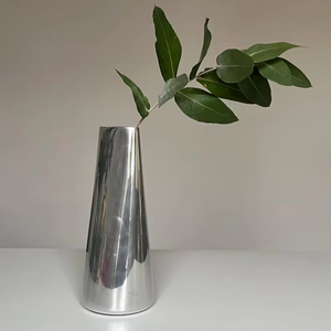 Vase à fleurs en fer élégant avec un design artisanal et une finition argentée, parfait pour les mariages et la décoration d'événements - Product Image 1