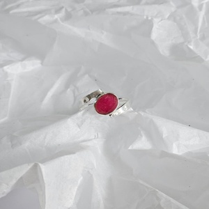 Anillo de Plata de Ley 925 con Gema de Rubí de Corte Ovalado, Hecho a Mano, Ajustable, Joyería de Lujo para Bodas y Fiestas - Product Image 4