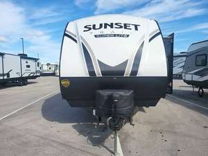 Caravana Usada Crossroads S-u-n-s-e-t T-r-a-i-l 330SI 2022, Personalizada, Todoterreno, Tipo Lágrima, Remolque para Camper - Product Image 4