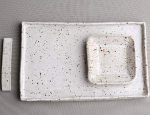 Plateau de service en céramique fait à la main parfait pour les festivités de l'Aïd avec des plats traditionnels et un cadre de table élégant - Product Image 2