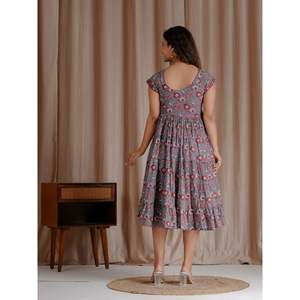 ชุดเดรสผ้าฝ้ายมัลมัลสีเทาพิมพ์ลายด้วยมือ สวมใส่สบาย เหมาะสำหรับออกงานกลางคืน ออกแบบตามสั่ง ไซส์พลัส ระบายอากาศได้ดี ทรงเอ็มไพร์ ฟรีไซส์ - Product Image 6