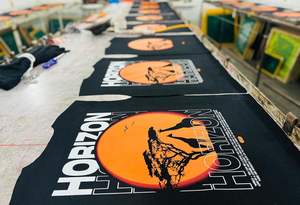 เสื้อยืดคอกลมไร้รอยต่อสำหรับผู้ชายเสื้อยืดครอปผ้าฝ้ายพิมพ์ลาย DTG 300 GSM - Product Image 3