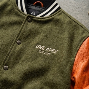 Blouson Varsity en Cuir Vert Olive et Orange Personnalisé, Style Vintage Bomber Streetwear, avec Capuche et Lettrage, pour OEMs, ODMs et Marques Privées - Product Image 4